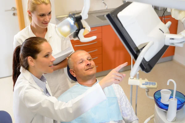 Paciente masculino en consulta odontológica cirugía dentista — Foto de Stock