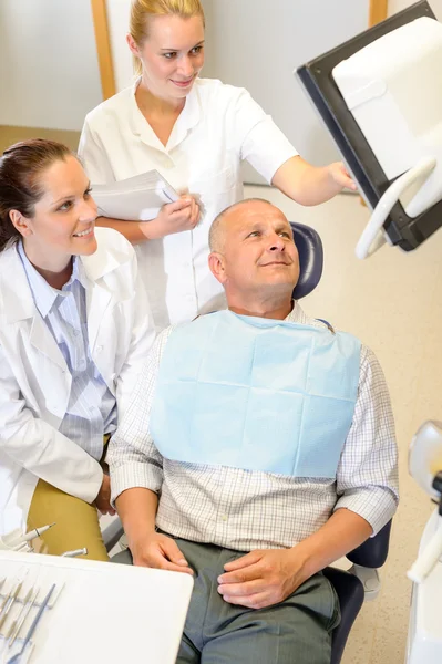 男病人在牙科咨询牙医外科手术 — 图库照片