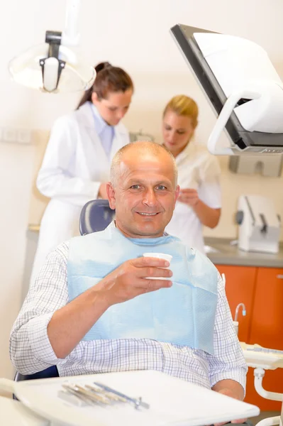 Homme mûr au cabinet dentaire chirurgie — Photo