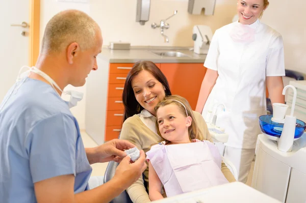 Дитина відвідує операцію стоматолога з матір'ю — стокове фото