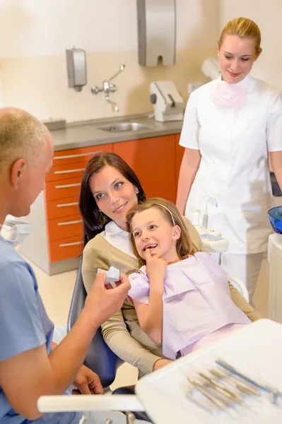 Küçük kız ziyaret dişçi cerrahi ile anne — Stok fotoğraf
