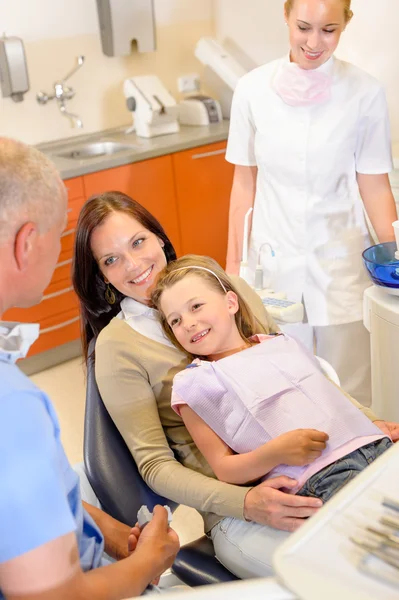 Klein meisje bezoeken tandarts chirurgie met moeder — Stockfoto