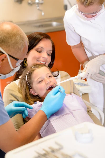 Маленький пациент у дантиста — стоковое фото