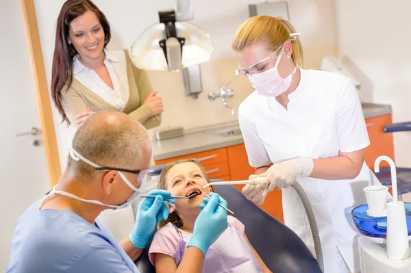 Маленький пацієнт у стоматолога — стокове фото