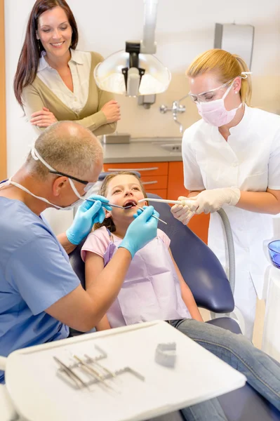 Pequeño paciente en el dentista —  Fotos de Stock