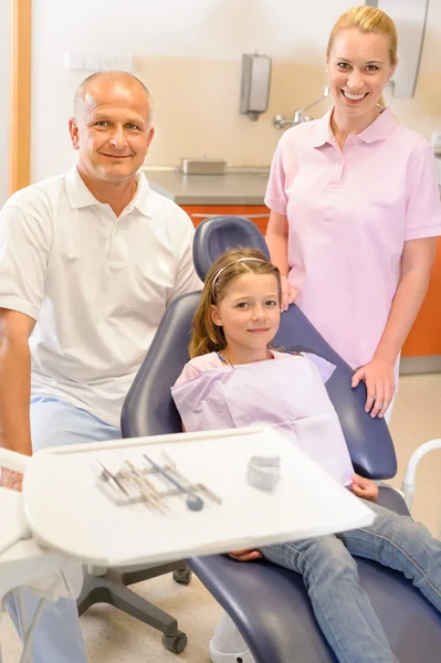 Dentální tým v stomatologická klinika s dítětem — Stock fotografie