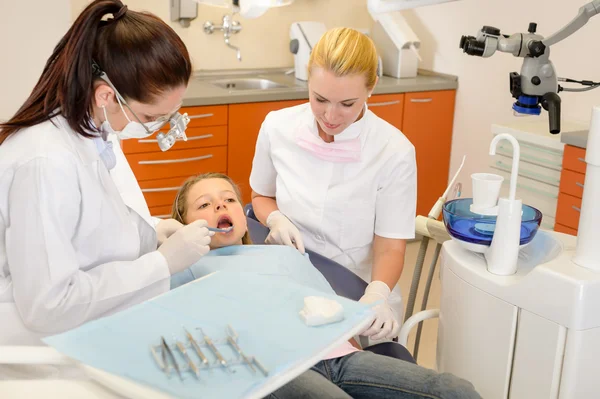 Assistente dentário com dentista e criança pequena — Fotografia de Stock