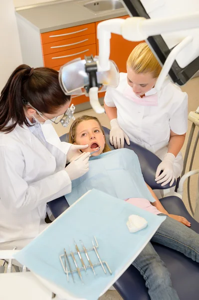 Asistente dental con dentista y niño pequeño — Foto de Stock