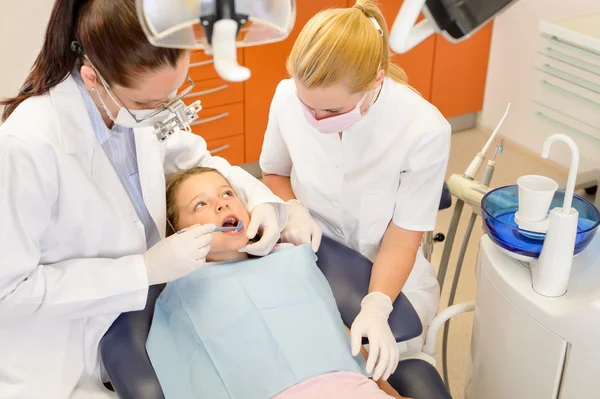 Asistente dental con dentista y niño pequeño — Foto de Stock