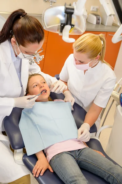 Chequeo dental infantil en la clínica de estomatología — Foto de Stock