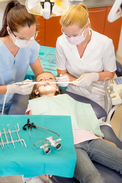 Dentiste avec infirmière faisant la procédure sur l'enfant — Photo