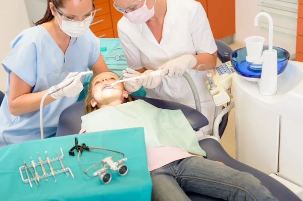 Zahnarzt und Assistent mit Kinderpatient — Stockfoto