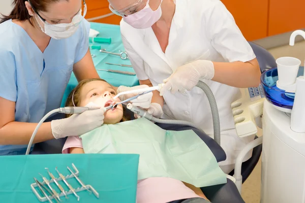 Diş hekimi ve yardımcı çocuk hasta ile — Stok fotoğraf