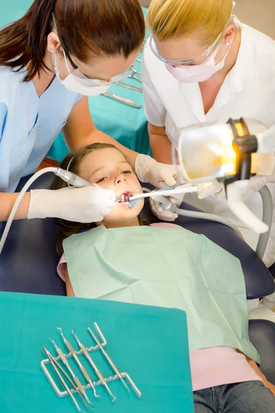 Dentista y asistente con paciente infantil — Foto de Stock