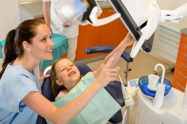 Dentista che mostra la procedura dentale infantile sul monitor — Foto Stock