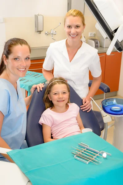Equipo dental en clínica de estomatología con niño — Foto de Stock