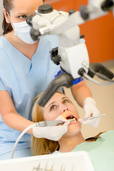 Mulher cirurgia dentária na clínica — Fotografia de Stock