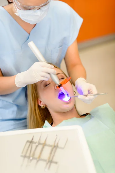 Dişçi lambası Bayan hasta kullanma — Stok fotoğraf