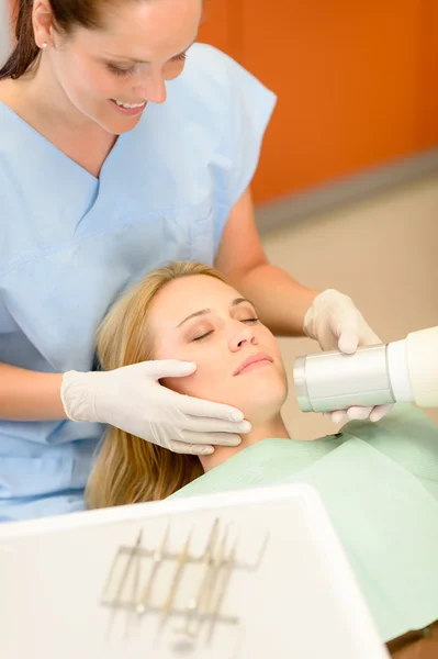 考虑女性病人的 x 射线的牙医 — 图库照片