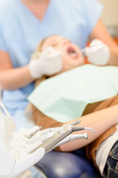 Стоматологическое оборудование закрывает стоматологическую клинику — стоковое фото