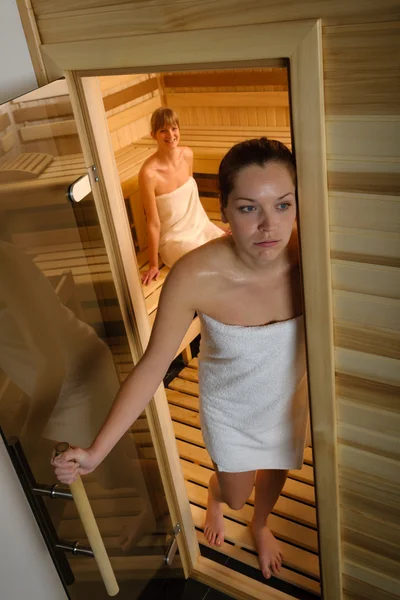 Erschöpfte Frau verlässt Sauna im Heilbad Stockbild