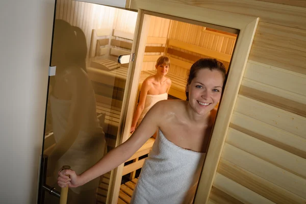 Mujer posando en sauna en spa de salud Imagen de archivo