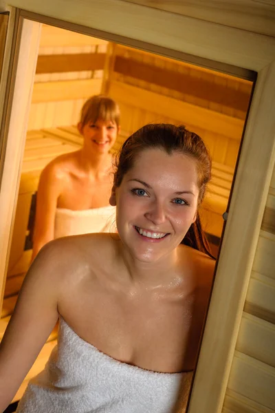 Frau posiert in Sauna im Kurbad lizenzfreie Stockbilder