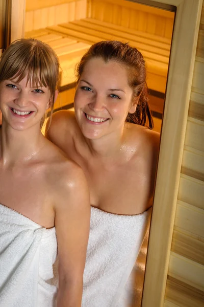 Zwei Frauen in der Sauna in Handtuch gehüllt lizenzfreie Stockfotos