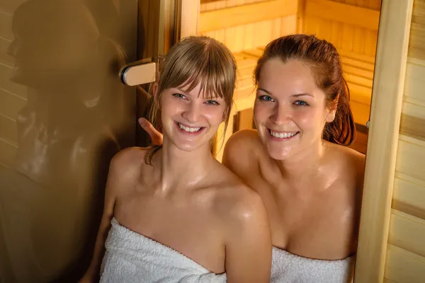 Zwei Frauen in der Sauna in Handtuch gehüllt lizenzfreie Stockbilder