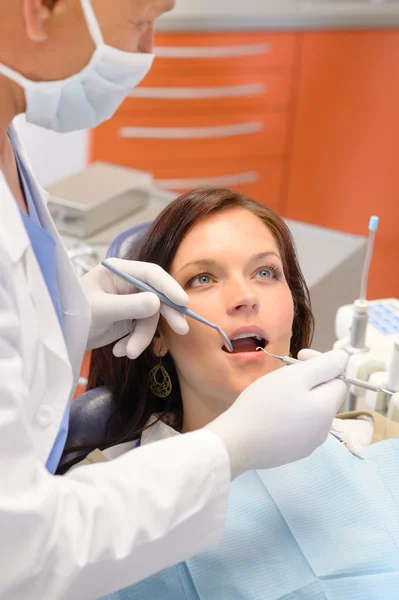 Paciente sano en el consultorio del dentista Fotos de stock libres de derechos