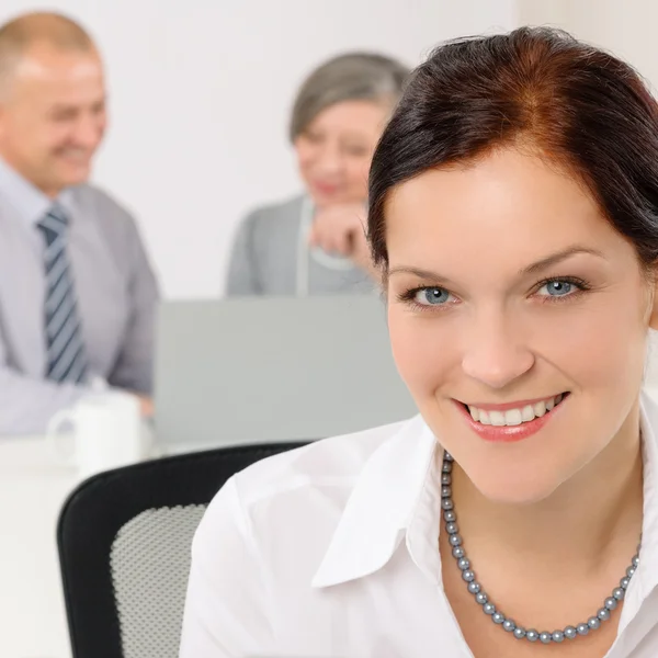 魅力的な女性実業家のオフィスのクローズ アップに笑みを浮かべてください。 — ストック写真