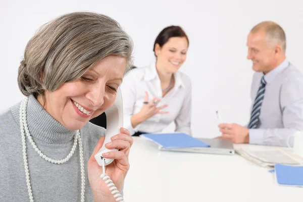 Senior affärskvinna på telefonen — Stockfoto