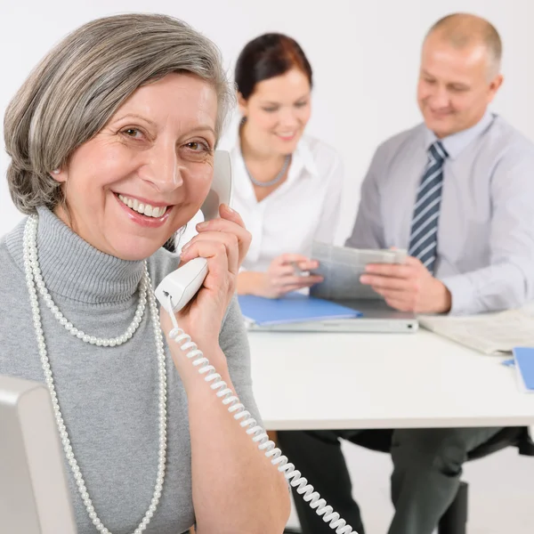 Senior mujer de negocios en el teléfono —  Fotos de Stock