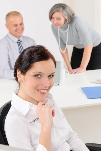 Professionele zakenvrouw aantrekkelijk in office — Stockfoto