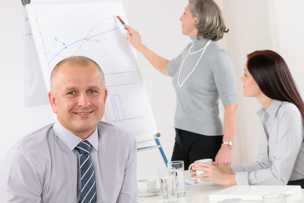 Empresário sorridente durante reunião de equipe — Fotografia de Stock