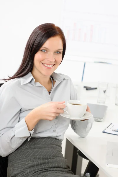 Empresária atraente beber café — Fotografia de Stock