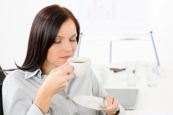 Bonita mulher de negócios beber café — Fotografia de Stock