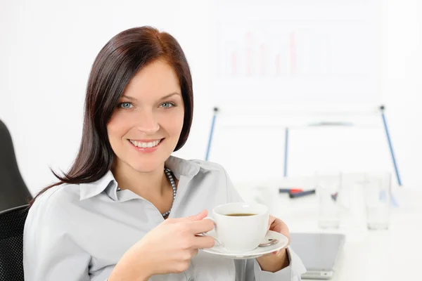 Aantrekkelijke zakenvrouw drinken koffie — Stockfoto