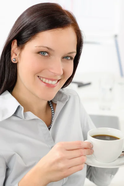Atrakcyjna kobieta trzymać filiżankę kawy — Zdjęcie stockowe