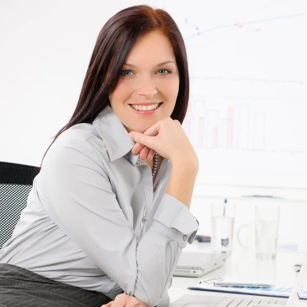 Professionelle Geschäftsfrau attraktiv lächelnd — Stockfoto