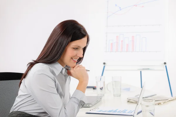 Professionell affärskvinna arbetar på kontor — Stockfoto