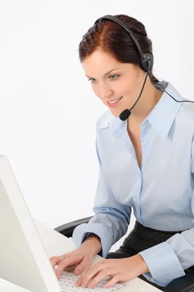 Friendly help desk mulher digitando computador — Fotografia de Stock