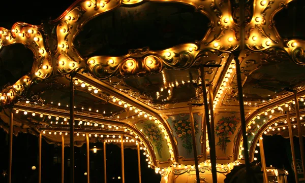 Carrousel in nacht — Stockfoto