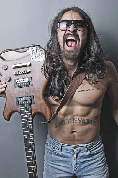 Facet w okulary z gitarą — Zdjęcie stockowe