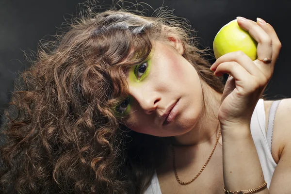 Красивая девушка держит зеленое яблоко — стоковое фото