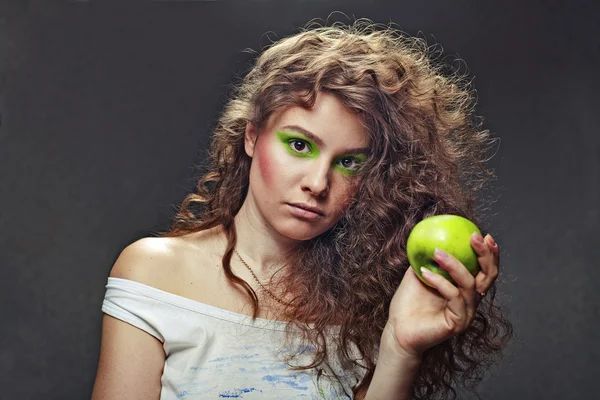 Сексуальная девушка с зеленым макияжем — стоковое фото