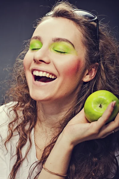 少女は、ジューシーなりんごを食べる — ストック写真