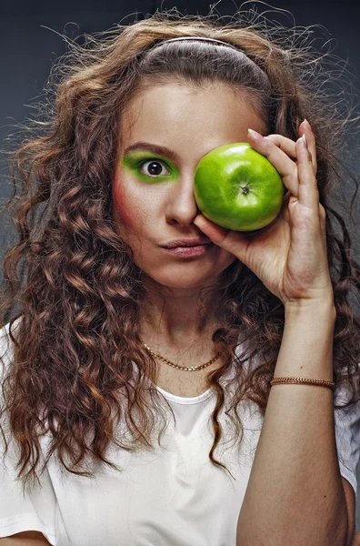 Flicka och ett grönt äpple — Stockfoto