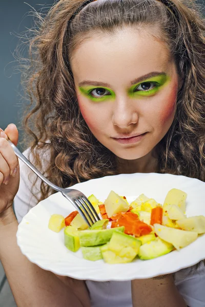 Retrato de cerca de una atractiva joven comiendo — Foto de Stock