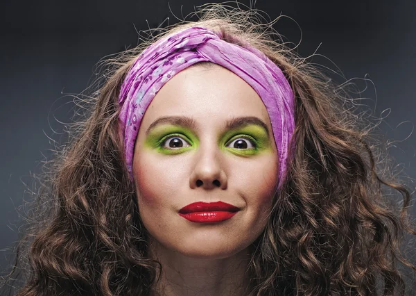 Женщина с красивым макияжем и длинными вьющимися волосами — стоковое фото